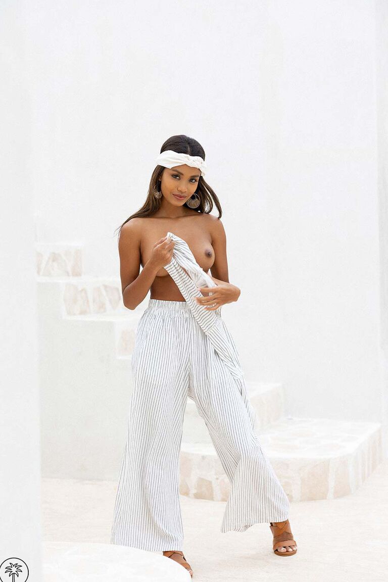 21P Petite Asian babe Puti Cintra expõe seus seios falsos em um solo escaldante ao ar livre