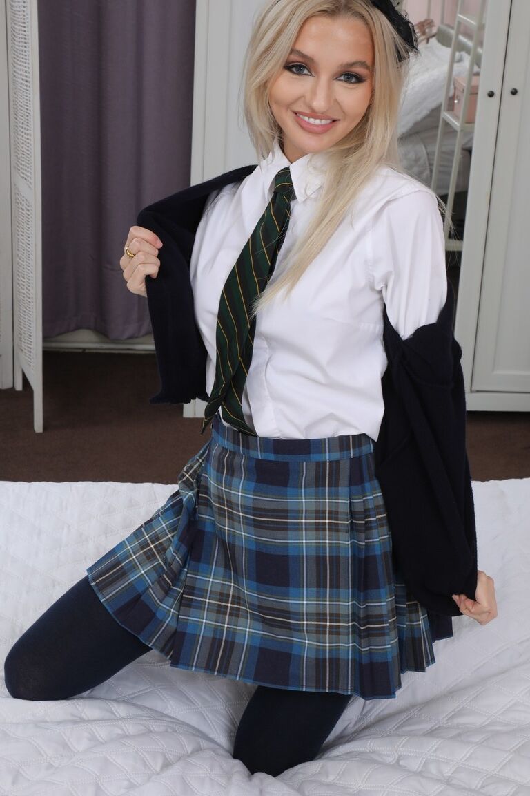 Only Teaseの16P Annabelleがチェック柄のミニスカートの女子大生の制服を着て、