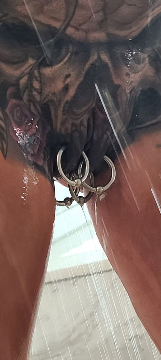 16P A mulher mais velha esfarrapada Marie Bossette destaca seu piercing na buceta durante o banho