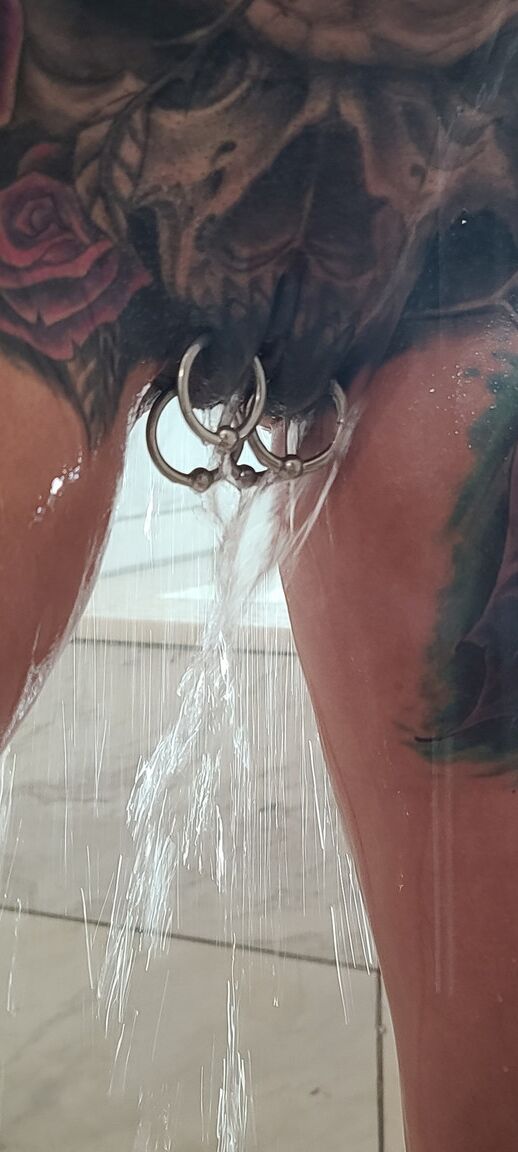 16P A mulher mais velha esfarrapada Marie Bossette destaca seu piercing na buceta durante o banho