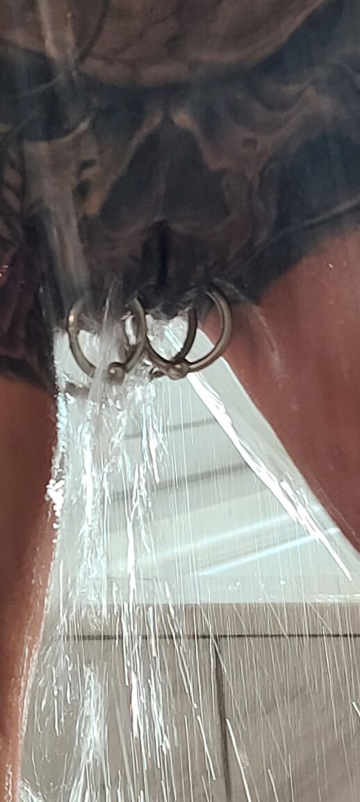 16P A mulher mais velha esfarrapada Marie Bossette destaca seu piercing na buceta durante o banho