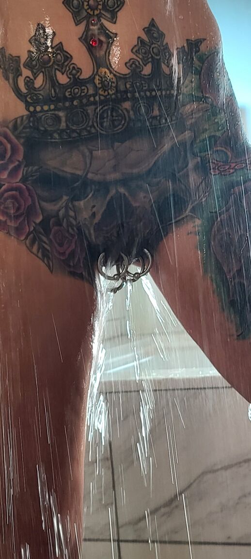 16P A mulher mais velha esfarrapada Marie Bossette destaca seu piercing na buceta durante o banho