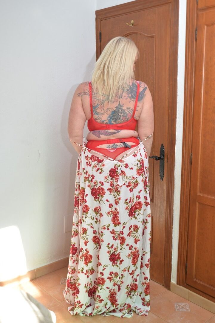 16P Loira mais velha BBW Melody brinca com seus peitos grandes em seu quarto