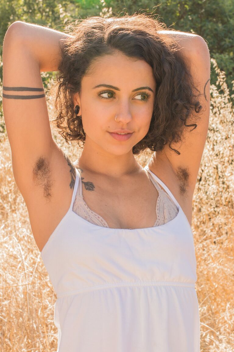 21P La americana morena tatuada Frankie mostrando su coño súper peludo al aire libre