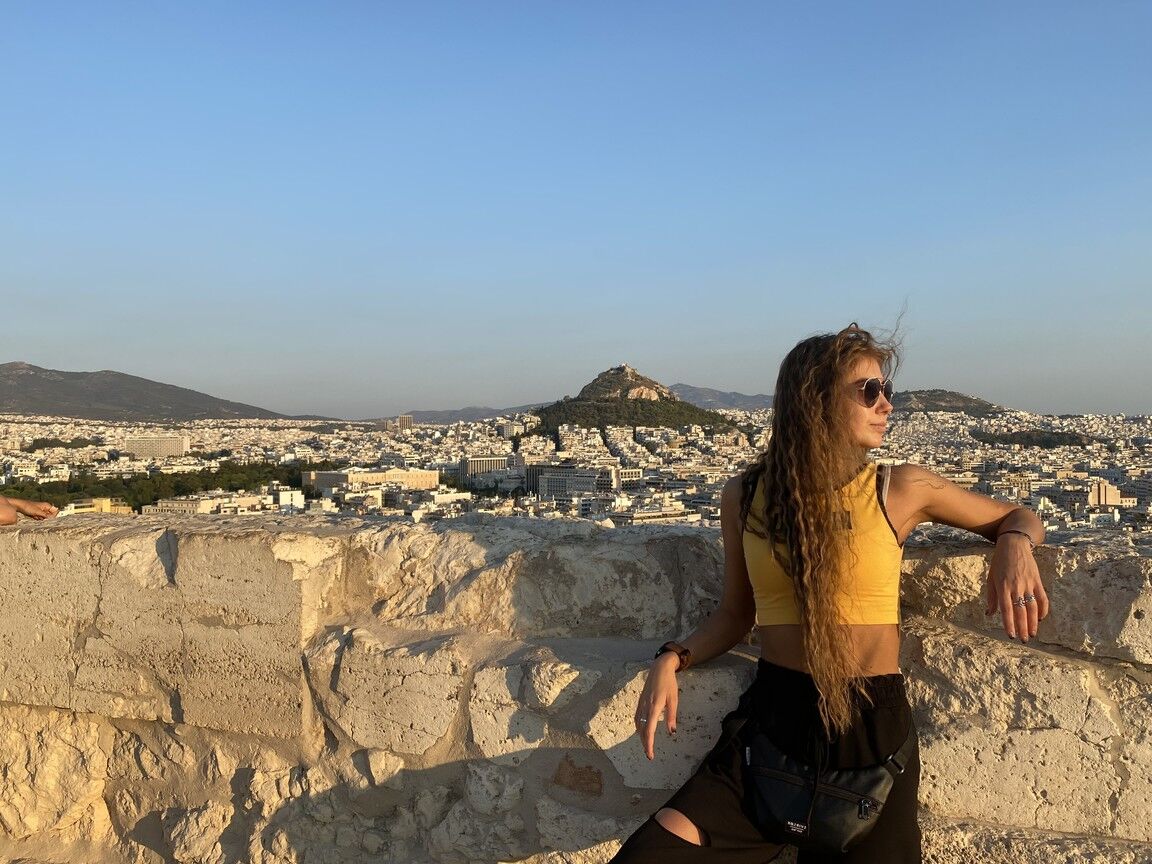 18P Nena flaca se toma selfies desnuda mostrando sus diminutas tetas y su culo apretado