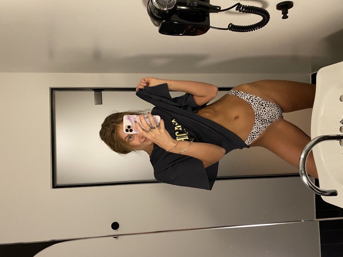 18P Nena flaca se toma selfies desnuda mostrando sus diminutas tetas y su culo apretado