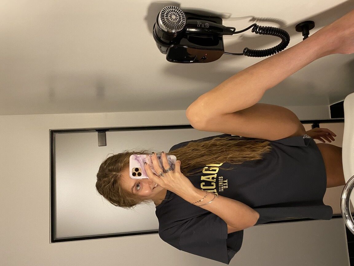 18P Nena flaca se toma selfies desnuda mostrando sus diminutas tetas y su culo apretado