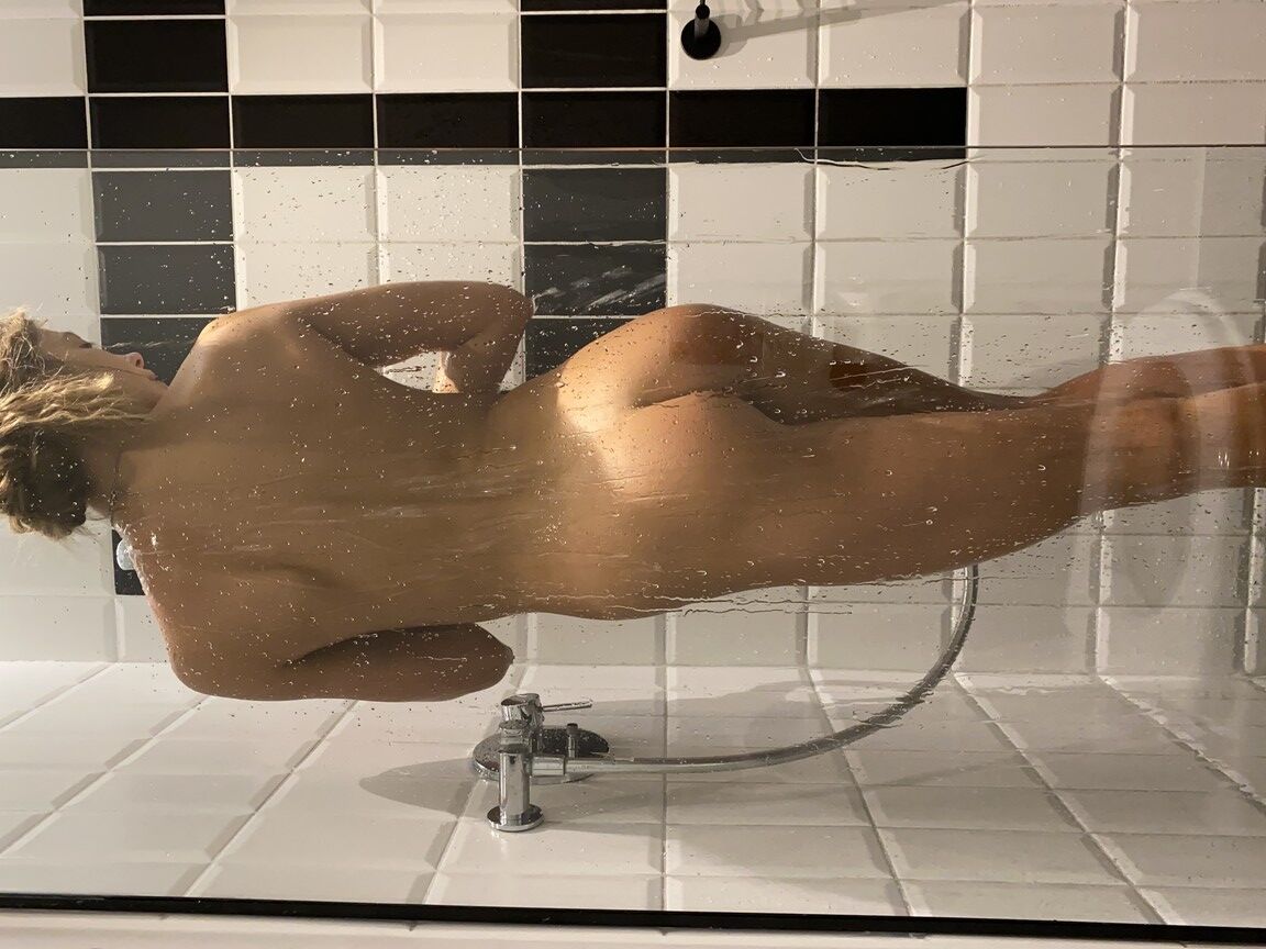 18P Nena flaca se toma selfies desnuda mostrando sus diminutas tetas y su culo apretado