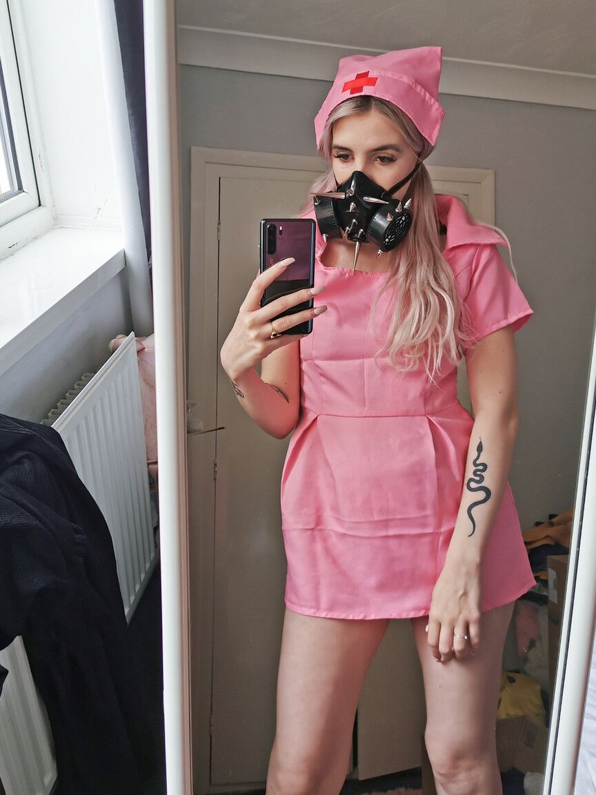 12P Naughty Quarantine Challenge se débarrasse de son costume d'infirmière