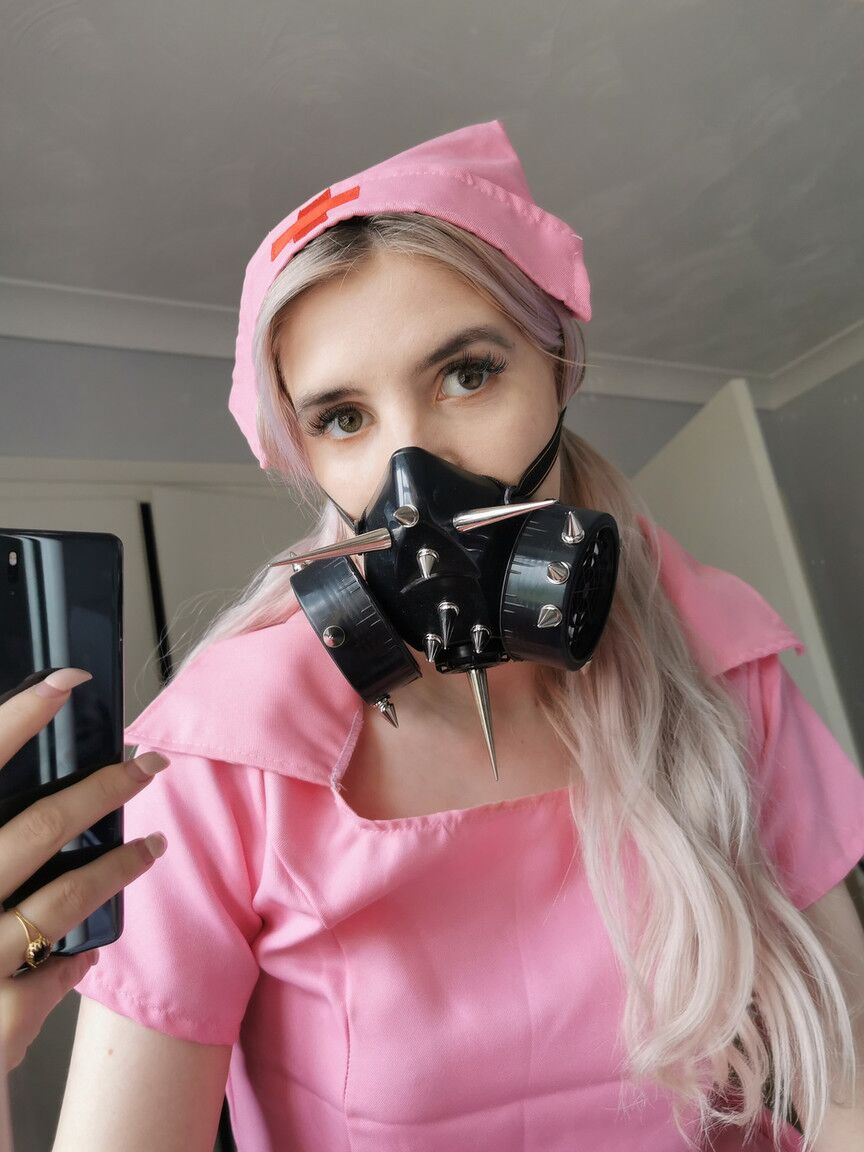 12P Naughty Quarantine Challenge se débarrasse de son costume d'infirmière