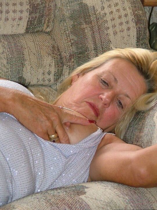 15P Adonna, blonde mature et excitée, glisse le talon de sa chaussure dans sa chatte percée