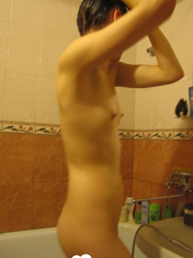 21P Novia amateur desnuda filmada en secreto mientras se lava el pelo