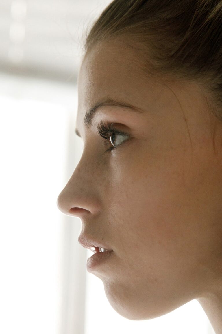 13P Amateur Mazzy Plimpton posiert morgens in verführerischer Unterwäsche auf ihrem Bett