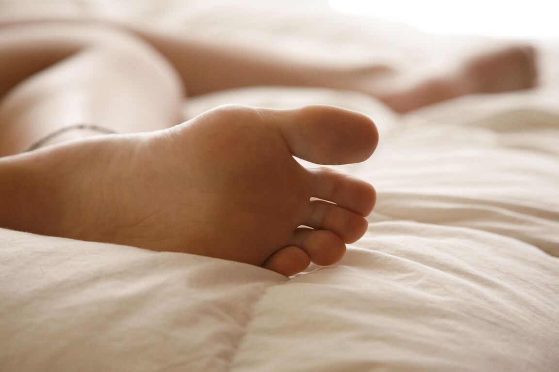 13P Amateur Mazzy Plimpton posiert morgens in verführerischer Unterwäsche auf ihrem Bett