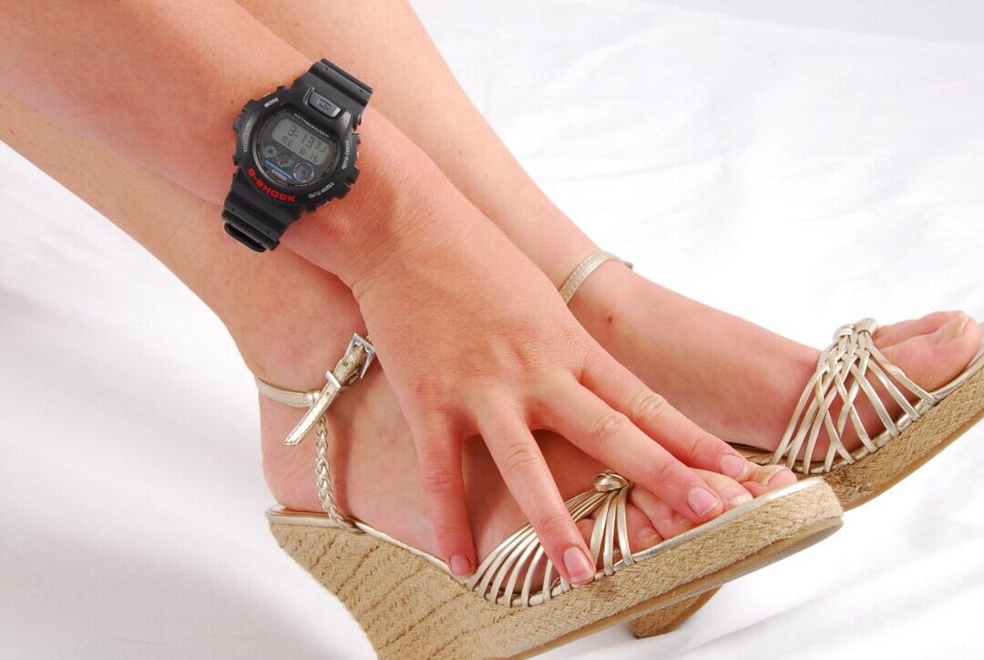 Die 16P natürliche Rothaarige Judy modelliert eine schwarze G-Shock-Uhr, während sie vollständig bekleidet ist
