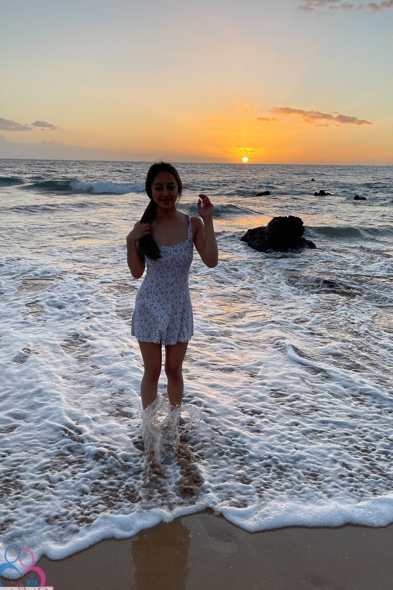 21P La joven asiática Alexia Anders posa desnuda en la playa