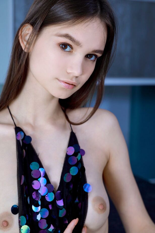 18P Die junge brünette Schönheit Anastasia Bella stellt ihren dünnen Körper zur Schau