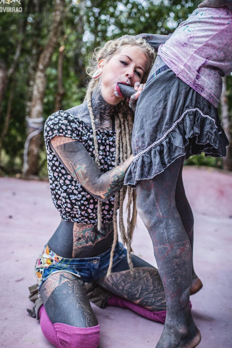 16P A garota fortemente tatuada Lily Lu chupa o pênis tatuado do namorado