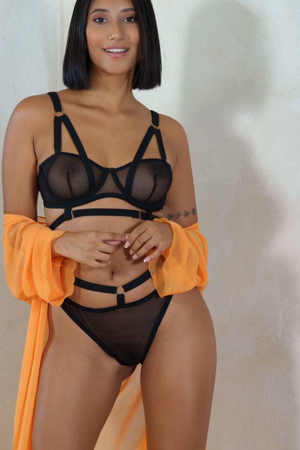 Die 18P schöne Latina-Teenagerin Alika Penagos macht sich auf einem Stuhl völlig nackt