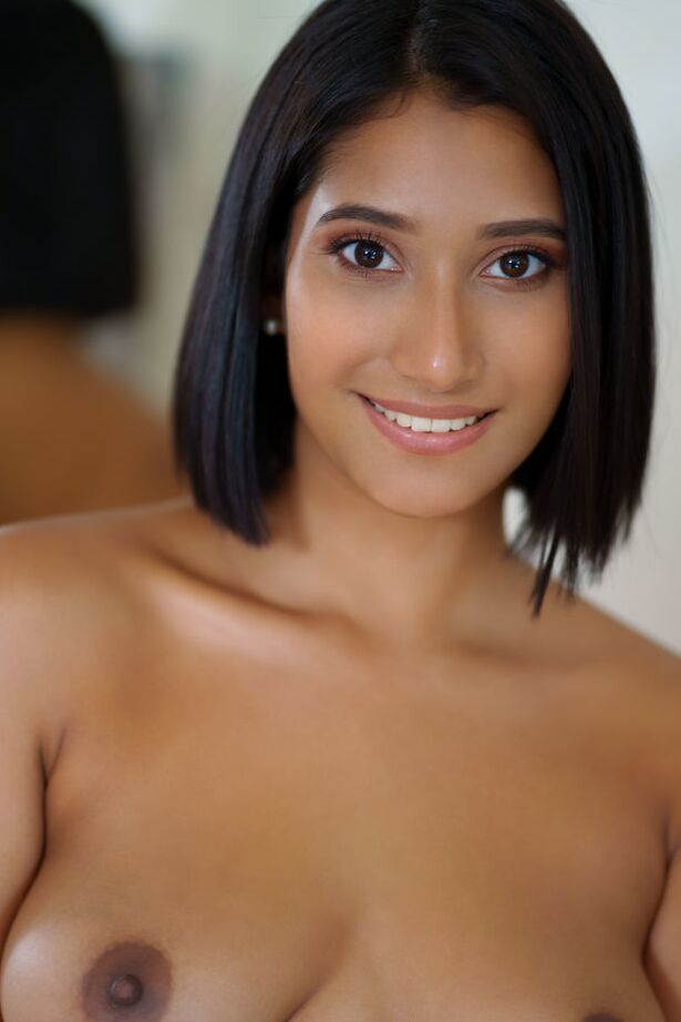 Die 18P schöne Latina-Teenagerin Alika Penagos macht sich auf einem Stuhl völlig nackt