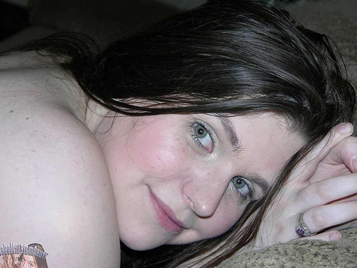 16P Brunette BBW Eliza Eliza hält ihren großen Arsch und zeigt ihre nackte Muschi