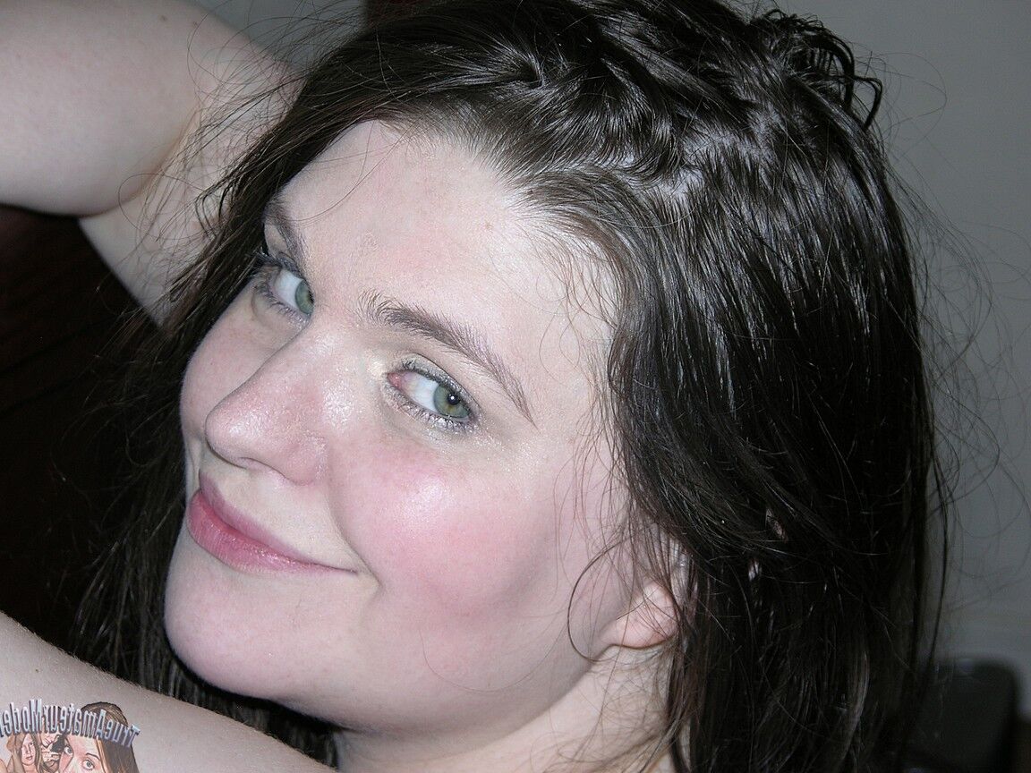 16P Brunette BBW Eliza Eliza hält ihren großen Arsch und zeigt ihre nackte Muschi