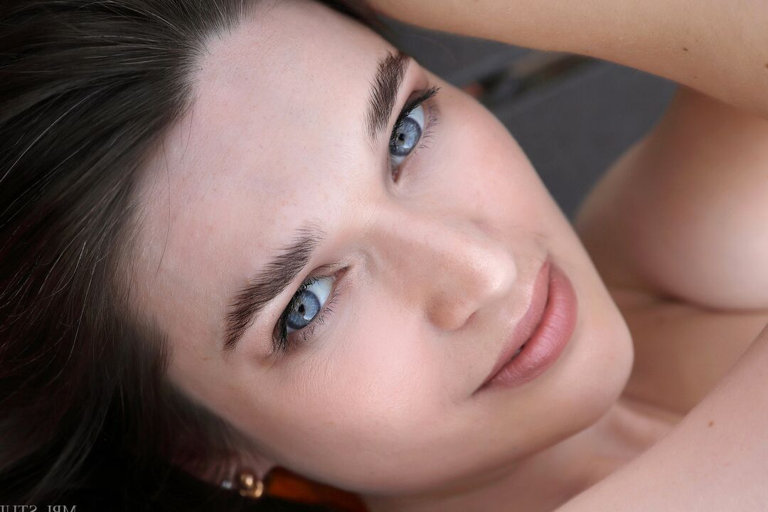 Das 12P Skinny Girl Serena Wood zieht sich auf einem klappbaren Massagetisch komplett aus