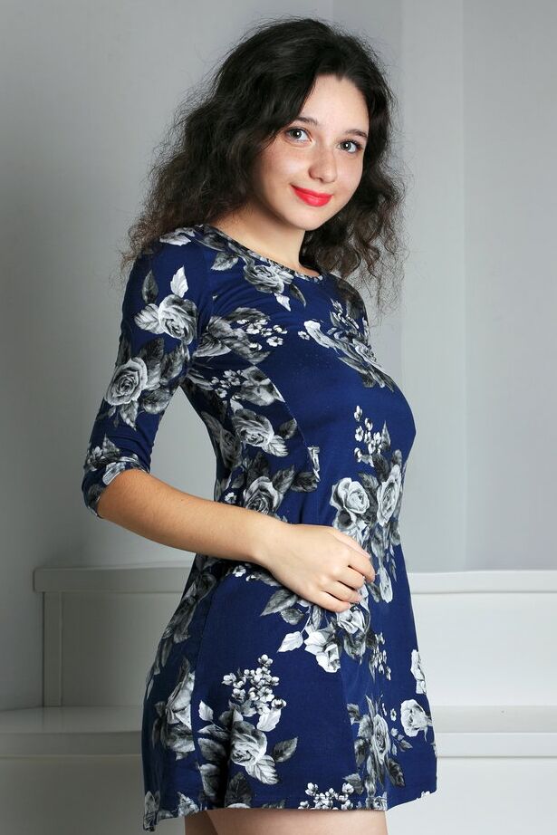 16P Linda adolescente morena ostenta lábios vermelhos enquanto expõe seu grande corpo