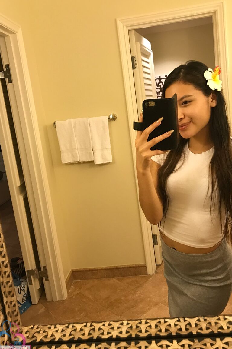 20P La adolescente asiática Zaya Cassidy posa con trajes sexys antes