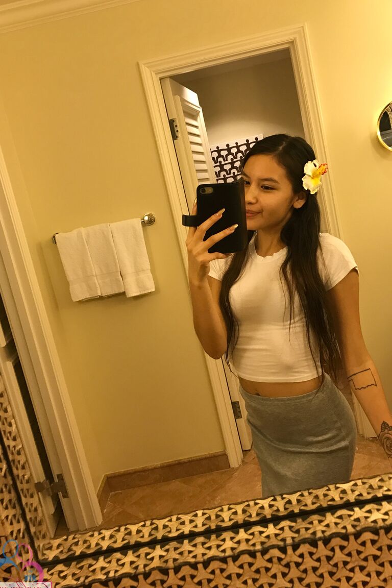 20P La adolescente asiática Zaya Cassidy posa con trajes sexys antes