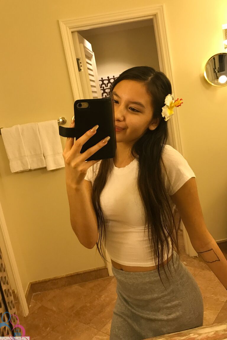 20P La adolescente asiática Zaya Cassidy posa con trajes sexys antes