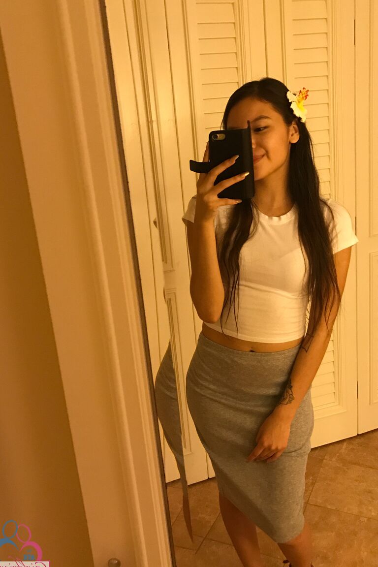 20P La adolescente asiática Zaya Cassidy posa con trajes sexys antes
