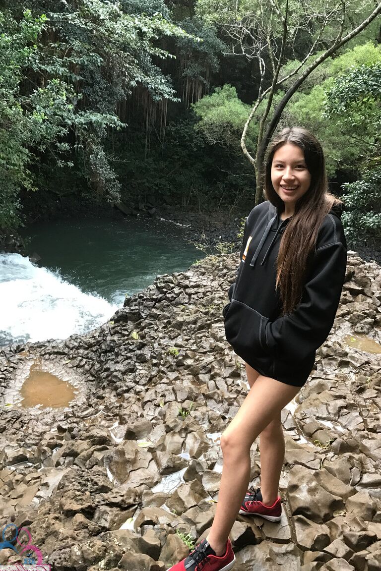 20P La adolescente asiática Zaya Cassidy posa con trajes sexys antes