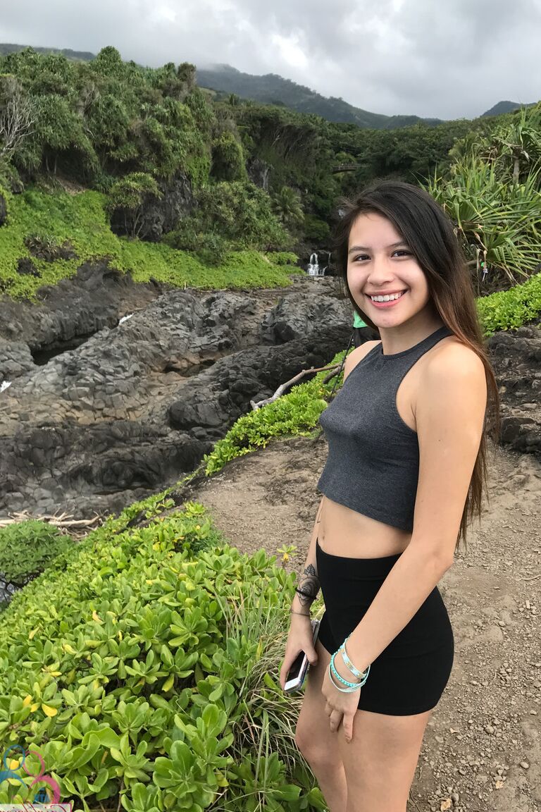 20P La adolescente asiática Zaya Cassidy posa con trajes sexys antes