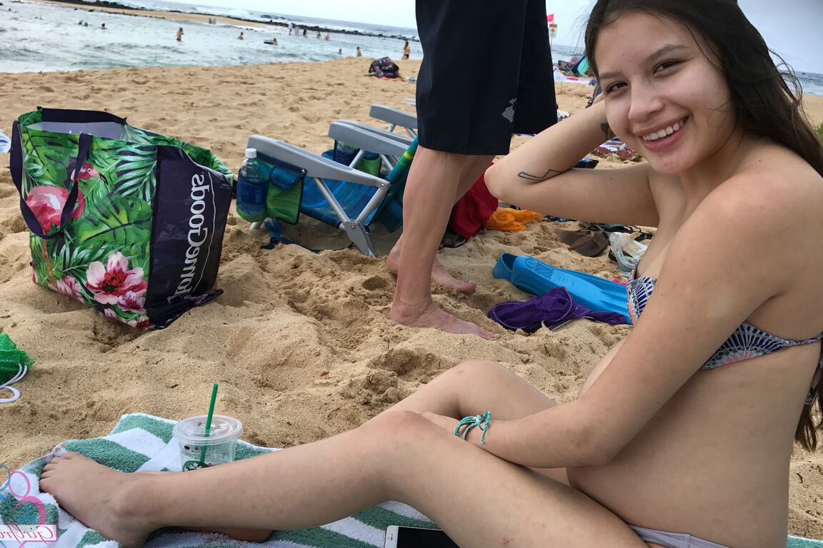 20P La adolescente asiática Zaya Cassidy posa con trajes sexys antes