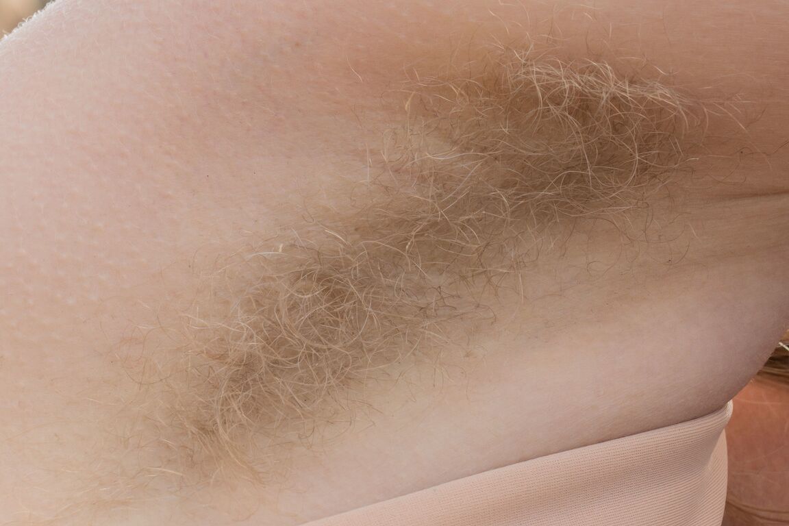 21P Petite gingembre Vestacia JonQuil expose ses gros seins et sa chatte poilue dans la nature