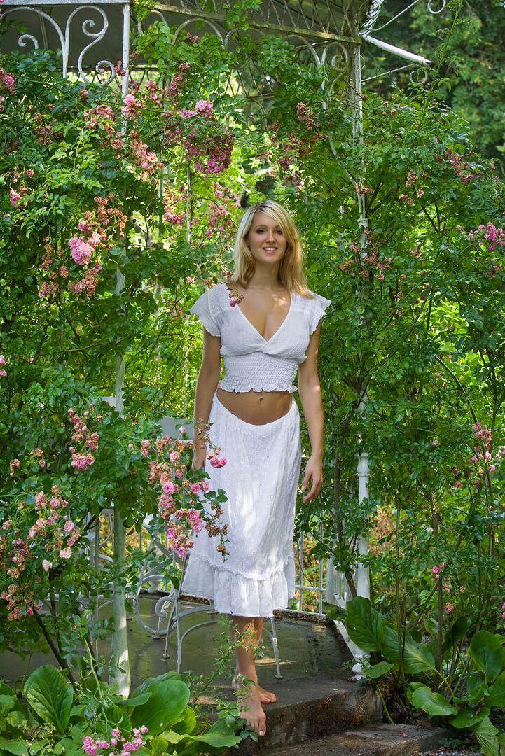 16P A adolescente loira gostosa Corinna mostra seus peitos grandes e buceta em um jardim