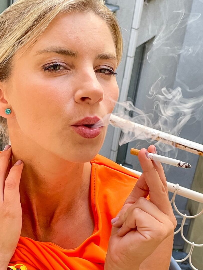 16P La sexy rubia Katerina Hartlova muestra sus grandes tetas y su coño mientras fuma