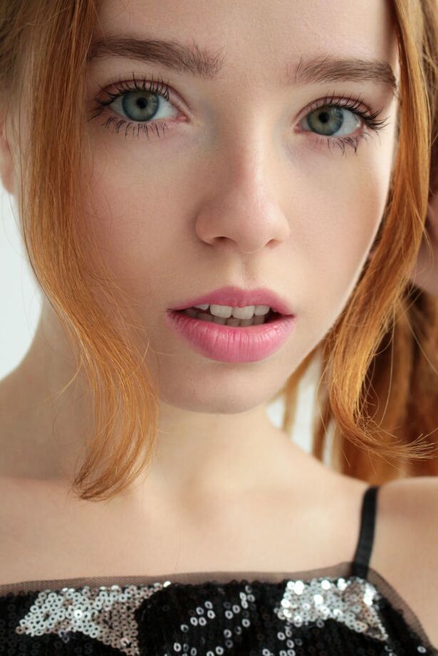 18P A doce adolescente ruiva Rinna Ly revela seus peitos lindos enquanto fica nua