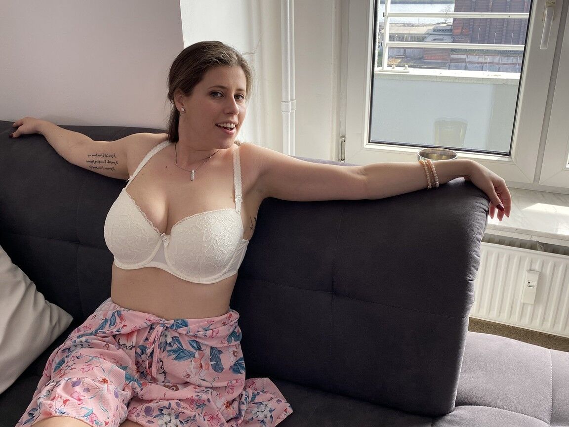 20P La dulce amateur Lady Lyne muestra sus enormes tetas y posa en su casa