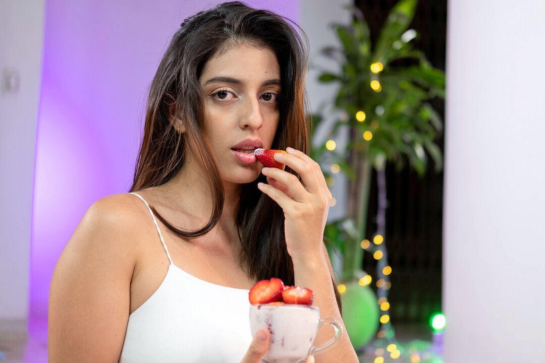16P La beauté latina Uzza se met complètement nue toute seule sur un tapis de yoga.