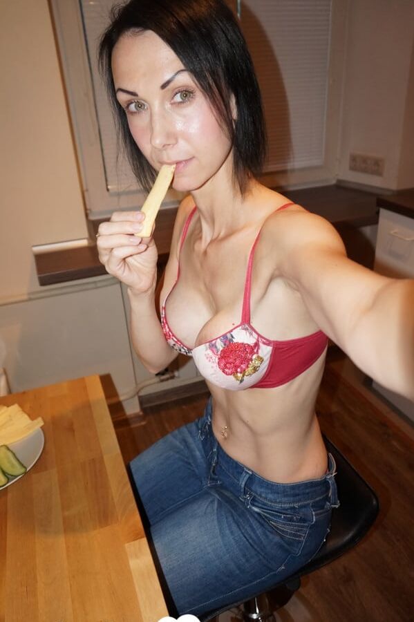 12P dünne MILF zeigt ihre großen falschen Brüste in ihrer eigenen Selfie-Zusammenstellung
