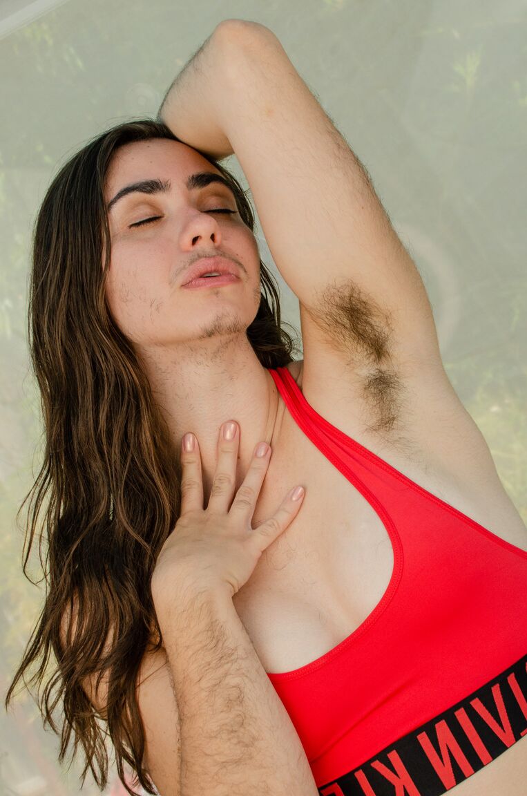 21P Morena amadora Kisa Fae exibindo seu corpo peludo