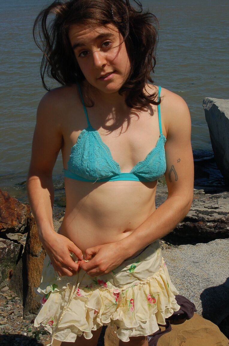 21P La guapa amateur Amalia se desnuda cerca de un río local