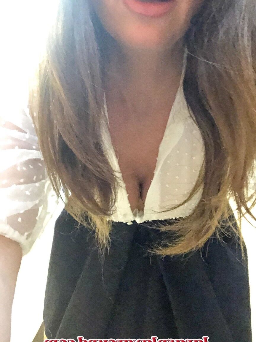 20P La caliente MILF Lara muestra sus grandes tetas mientras se prueba varios conjuntos de lencería sexy