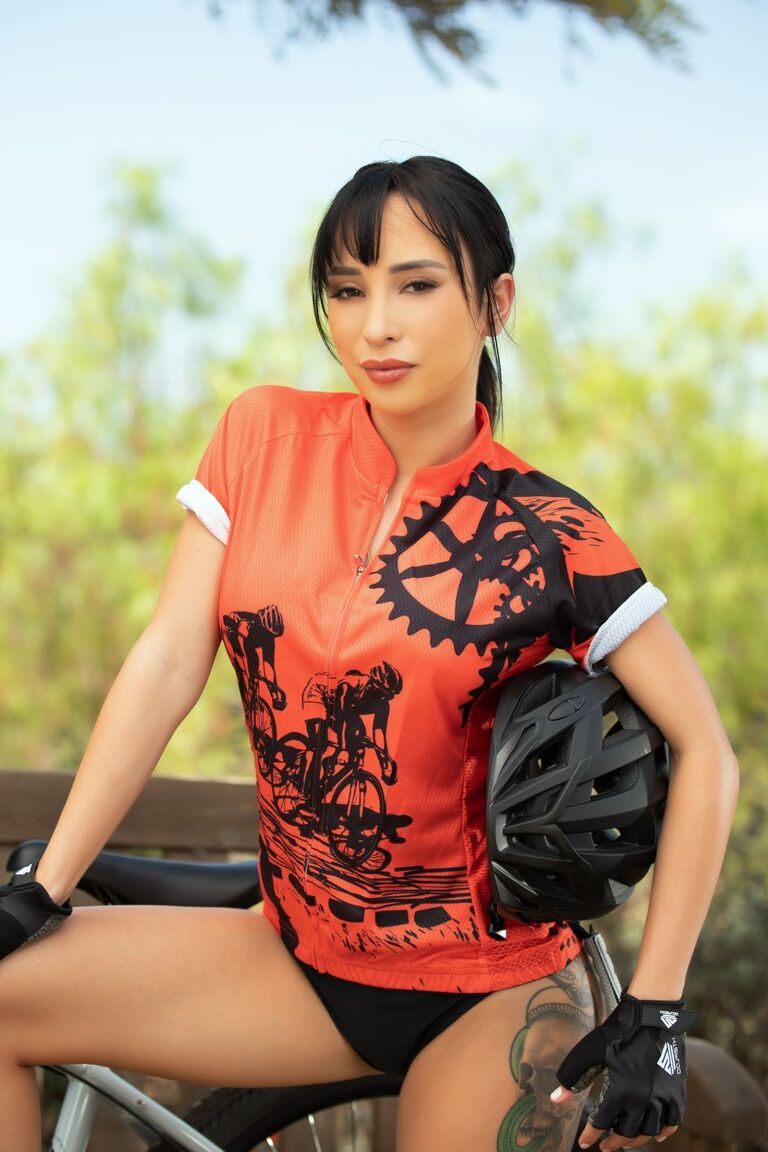 12P Fit girl Veronica Perasso fica totalmente nua depois de um passeio de bicicleta