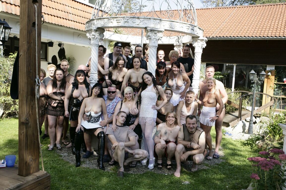 15P Des stars du porno allemandes potelées et excitées chevauchent des bites bien dures dans une orgie sauvage dans le jardin