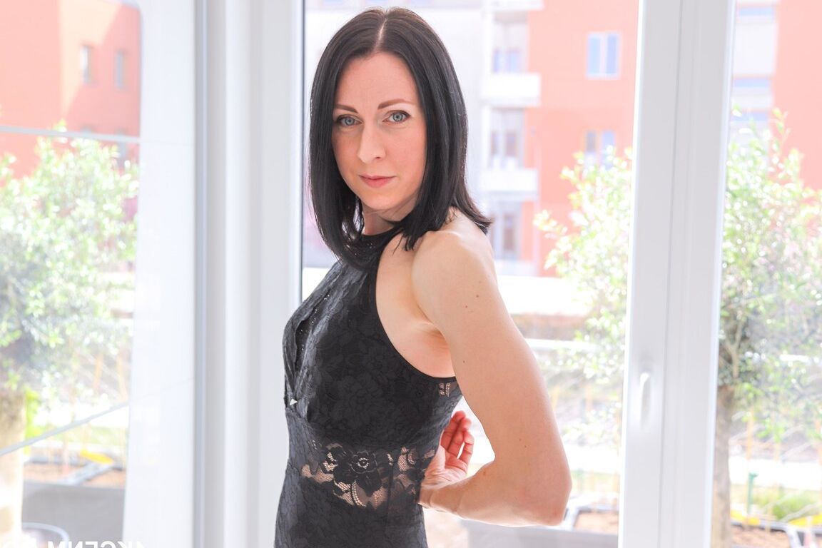 20P Mama in einem Kleid