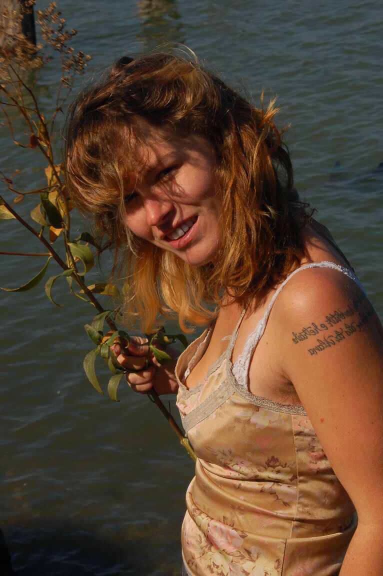 21P La jeune salope coquine Lilah se déshabille au bord de l'eau et dévoile son corps poilu