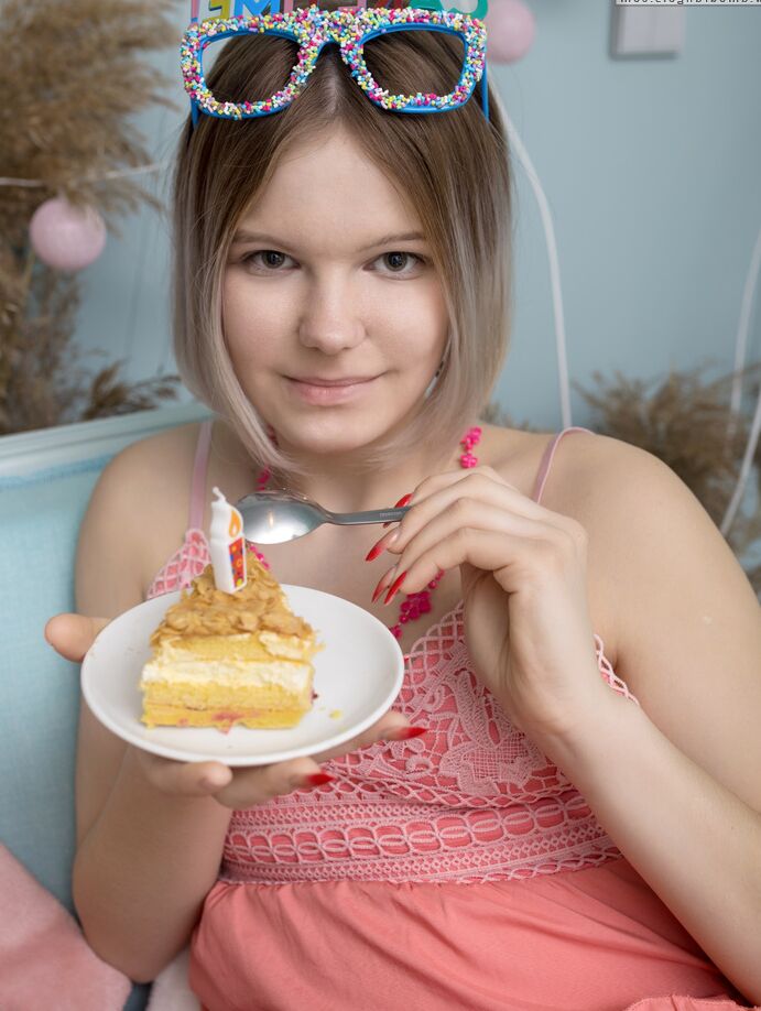 20P Une adorable adolescente mignonne s'offre un délicieux morceau de gâteau et vous offre